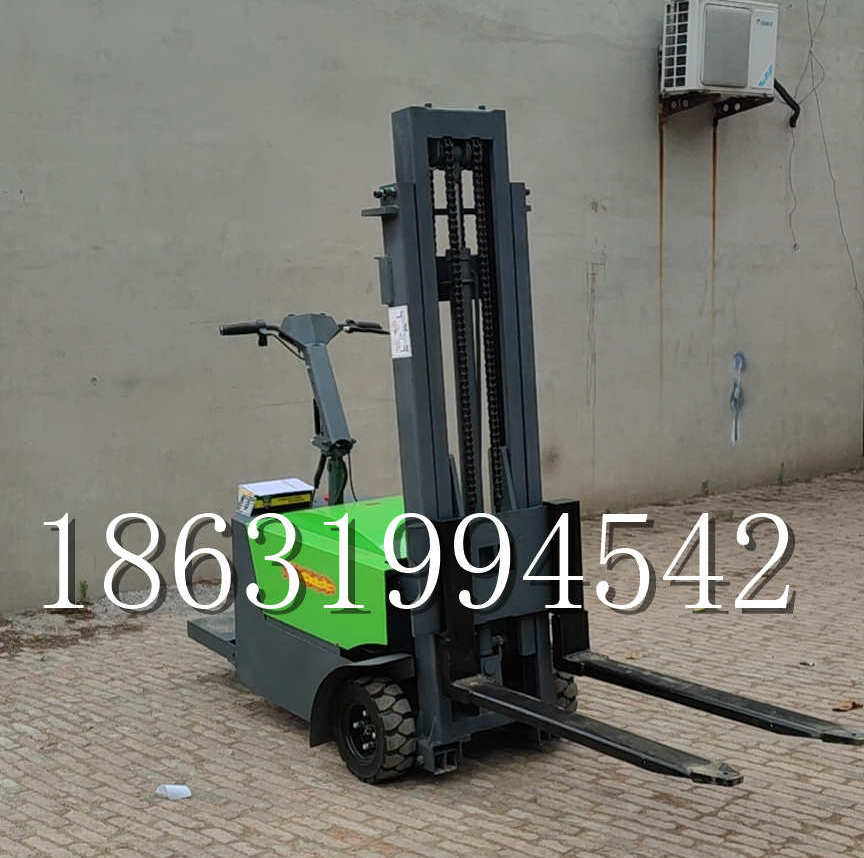 通河县优程全电动叉车插腿式堆高车液压装卸车1.5吨升高小型站驾式铲车