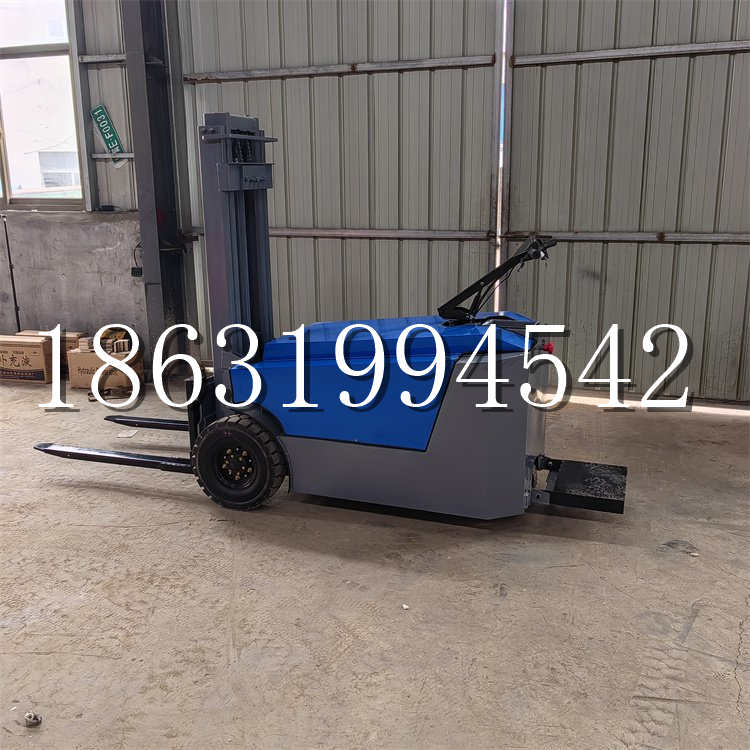 通河县全电动叉车插腿式堆高车液压装卸车1.5吨升高小型站驾式铲车